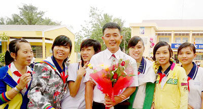 Bị kỷ luật thôi việc vì chống tiêu cực giáo dục